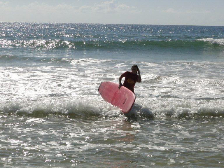 Surfen lernen in Rainbow Beach • Join The Sunny Side