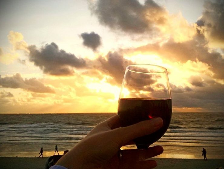 Wein am Strand trinken