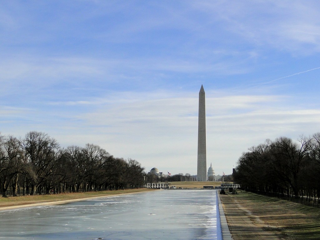 Washington Monument bei Sonnenschein
