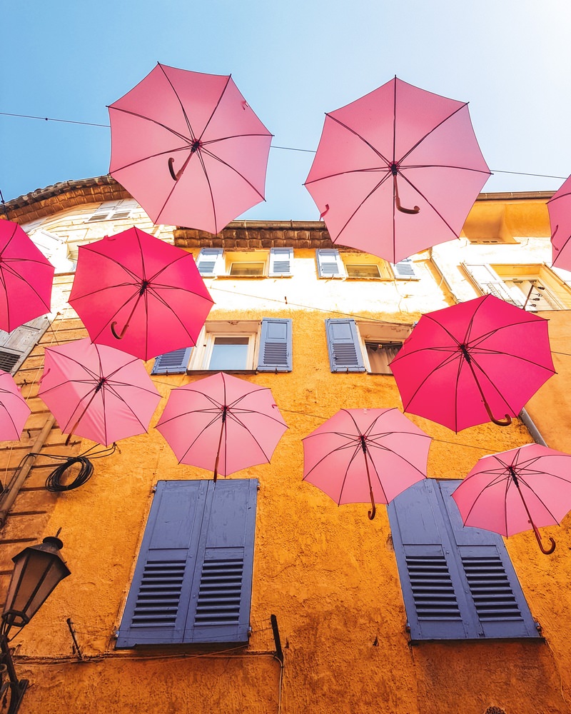 Grasse Altstadt mit Regenschirmen Pink