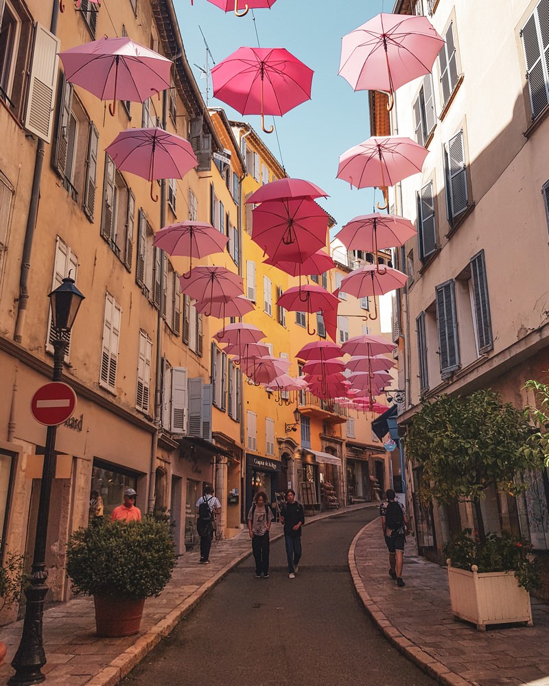Grasse Altstadt mit pinken Regenschirmen