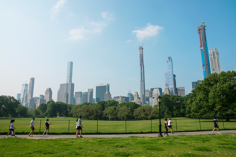 Central Park New York mit Blick auf die Hochhäuser der Stadt