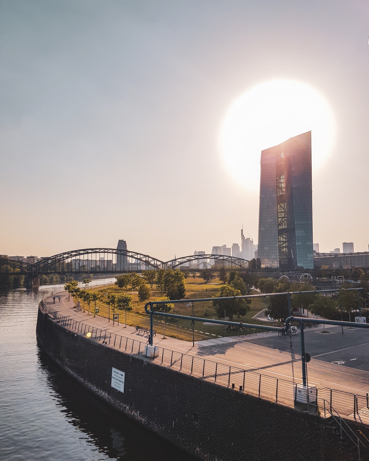 frankfurt-die-besten-sehenswuerdigkeiten-hafenpark-ostend Frankfurt Sehenswürdigkeiten Hafenpark Ostend